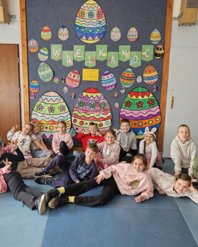 Uczniowe życzą Wesołych Świąt Wielkanocnych