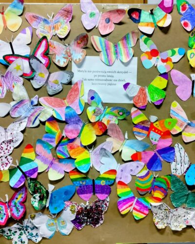 🎭🦋 „Chłopiec ze złotym motylem” – wyjątkowe spotkanie z różnorodnością 🦋🎭